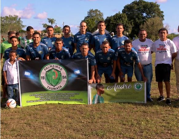 Time Palmeiras de Taumatá posando com faixa