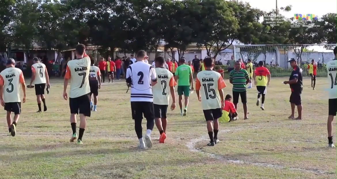 Partida de futebol durante o festival rural