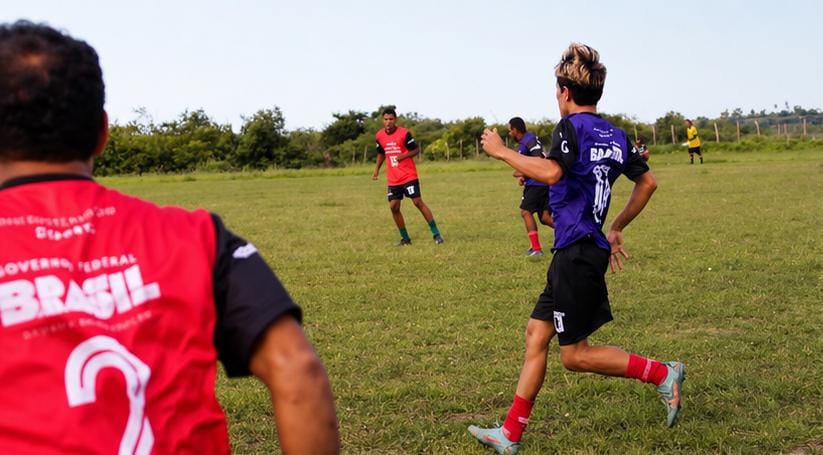 Jogadores em ação no campo do festival